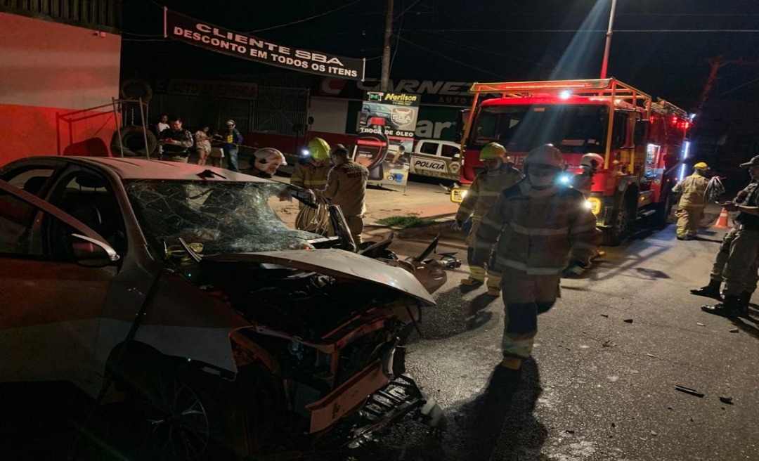 Motorista bate em poste na Nações Unidas, em Rio Branco, e fica presa à ferragens 